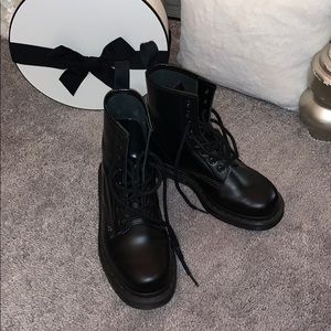 BLACK DR MARTENS